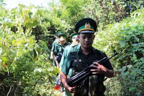 Bộ đội ôm súng AK truy tìm kẻ sát nhân dưới trời nắng 40 độ