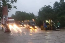 Đại lộ Thăng Long ngập như sông, ô tô xe máy "bì bõm" lội