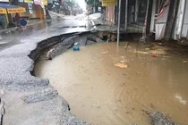 Hố tử thần ở Hà Nội tiếp tục "nở" rộng sau trận mưa lớn
