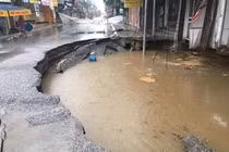 Hố tử thần ở Hà Nội tiếp tục "nở" rộng sau trận mưa lớn