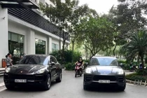 Chủ xe Porsche yêu cầu khóa bánh chiếc xe "sinh đôi" trùng biển số