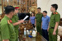 Cơ quan công an tống đạt quyết định khởi tố ông Lò Văn Chiến.