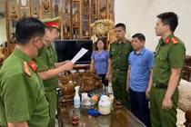 Cơ quan công an tống đạt quyết định khởi tố ông Lò Văn Chiến.