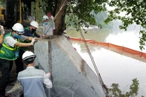 Nhà thầu lắp đặt xong các khối bê tông kè Hồ Gươm