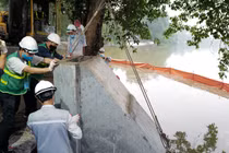 Nhà thầu lắp đặt xong các khối bê tông kè Hồ Gươm