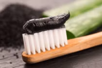 Sâu răng vì kem đánh răng than