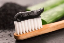 Sâu răng vì kem đánh răng than