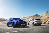Subaru WRX màu xanh dương ngọc trai và Subaru WRX Wagon màu trắng ngọc trai ﻿(hình ảnh chỉ mang tính minh họa, thông số kĩ thuật có thể khác nhau tùy vào từng thị trường).