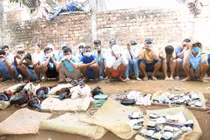 Các đối tượng đá gà ăn tiền cùng tang vật bị bắt quả tang.