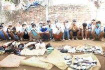 Các đối tượng đá gà ăn tiền cùng tang vật bị bắt quả tang.