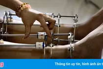 Tay lệch muốn kéo dài