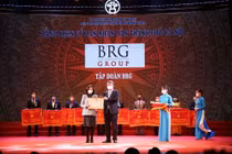 Đại diện Tập đoàn BRG nhận Bằng khen Xuất sắc toàn diện của TP Hà Nội.