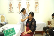 Ngỡ ngàng trước sự giản dị của vị bác sĩ 20 năm chữa ù tai, teo não, trầm cảm cho ngàn người 