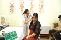 Ngỡ ngàng trước sự giản dị của vị bác sĩ 20 năm chữa ù tai, teo não, trầm cảm cho ngàn người 