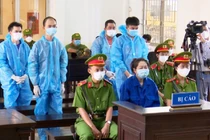 Bà trùm Mười Tường cùng các đồng phạm tại phiên tòa xét xử.