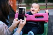 Khoe con trên mạng là hành vi bạo lực tinh thần trẻ