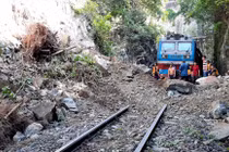 Đóng cửa sân bay, đường sắt thông tuyến qua miền Trung