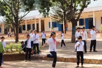 Xác minh vụ học trò nghèo bị hiệu trưởng giữ học bạ