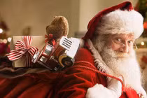 Tại sao ông già Noel lại mặc quần áo màu đỏ?