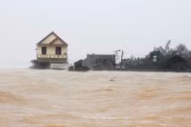 Lũ ở Hà Tĩnh đạt đỉnh, miền Trung tiếp tục mưa lớn