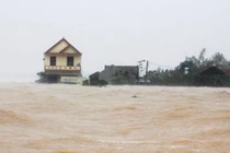 Lũ ở Hà Tĩnh đạt đỉnh, miền Trung tiếp tục mưa lớn