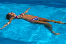 Nhiều bể bơi ở Hà Nội nồng nặc mùi Clo, nguy hại đến đâu?