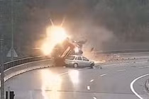 Ôtô mất lái húc văng xe bồn xuống vực sâu