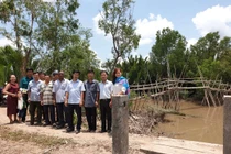 Nối đôi bờ yêu thương: chấm dứt 1 người qua 3 người chờ