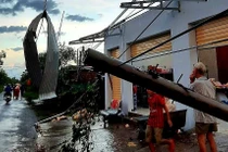 Vòi rồng 'khủng' xuất hiện ở Bến Tre làm 142 căn nhà bị sập, 8 người bị thương