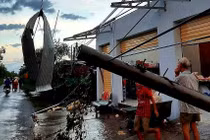 Vòi rồng 'khủng' xuất hiện ở Bến Tre làm 142 căn nhà bị sập, 8 người bị thương