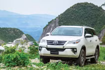 Toyota Fortuner giảm giá trăm triệu tại đại lý 