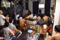 Những cách giảm tác hại khi thức khuya xem bóng đá