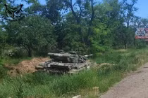 Xe tăng quân đội Ukraine bị bỏ lại trên đường tới thành phố Slavyansk. Ảnh South Front