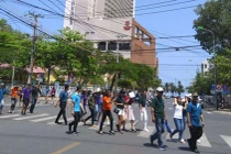 Nài ép khách du lịch mua hàng hóa bị phạt tới 3 triệu đồng