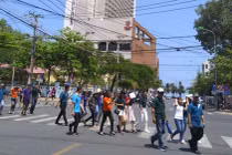 Nài ép khách du lịch mua hàng hóa bị phạt tới 3 triệu đồng