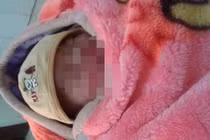 Hà Nội: Phát hiện bé trai còn nguyên dây rốn bị bỏ rơi trước cửa nhà dân