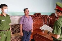 Bị can Ngô Phú Cường nghe Cơ quan Cảnh sát điều tra Công an tỉnh An Giang tống đạt các quyết định khởi tố vụ án, khởi tố bị can.