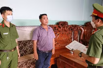 Bị can Ngô Phú Cường nghe Cơ quan Cảnh sát điều tra Công an tỉnh An Giang tống đạt các quyết định khởi tố vụ án, khởi tố bị can.