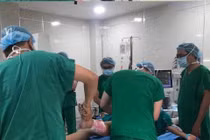 Bệnh nhi do cây đè vừa điều trị đau vừa được vỗ về tinh thần 