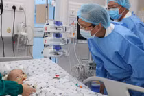 Trúc Nhi, Diệu Nhi được tháo bột chân