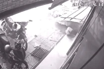 Hiện trường vụ sập trần bê tông khiến 2 người thương vong (ảnh cắt từ clip).