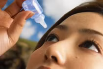 Mắt đau nặng vì dùng thuốc để lâu