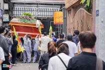 Dòng người đưa linh cữu học sinh tử nạn ngang qua trường học