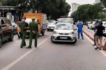 Tài xế ôtô tử vong khi dừng chờ đèn đỏ