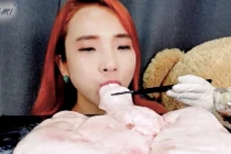 Clip cô gái ăn nội tạng sống khiến ai cũng "buồn nôn"