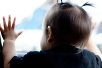 Bỏ quên trẻ trên xe đưa đón học sinh khác việc cha mẹ bỏ quên con trên xe thế nào?