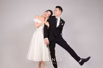 Hé lộ bộ ảnh cưới của Karik và Thuý Ngân khiến dân mạng bất ngờ