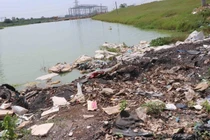Bộ TN-MT đề nghị ‘truy tìm’ cơ sở đổ trộm chất thải ven sông Hồng