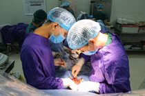 Lần đầu tiên Quảng Ninh mổ Bắc câu nối động mạch chủ và động mạch vành nhờ chuyển giao kỹ thuật từ BV Đại học y