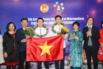 Học sinh Trường chuyên Amsterdam đạt 5 huy chương vàng kỳ thi Olympic IOM